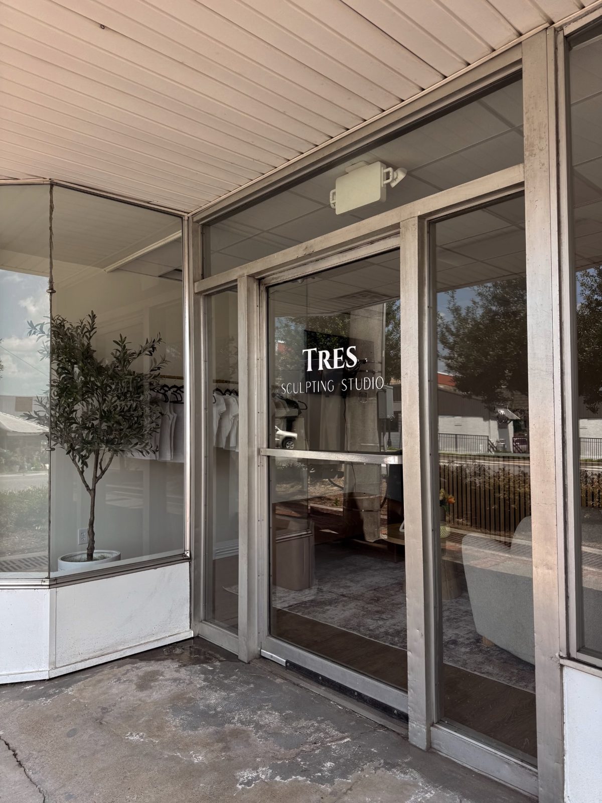 TRES Sculpting Studio storefront